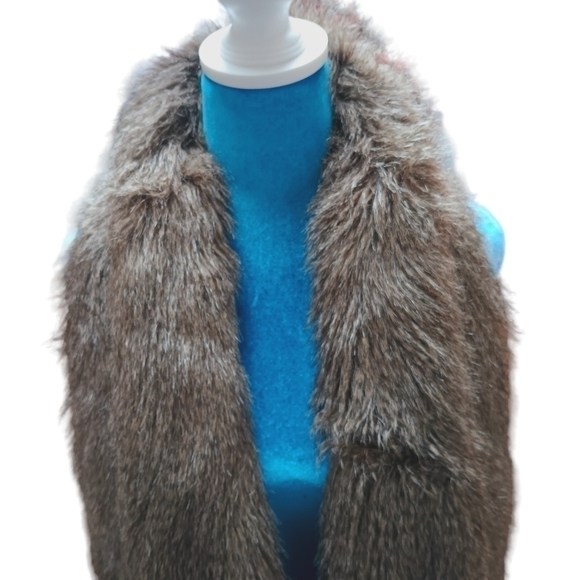 LISA International Faux Fur vest size Medium - Picture 2 of 4